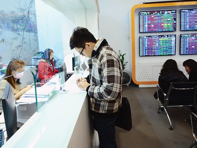 Trong thời gian thị trường nhuộm sắc đỏ của những ngày đầu năm 2016, không ít NĐT đã “biết tham” và âm thầm tích lũy