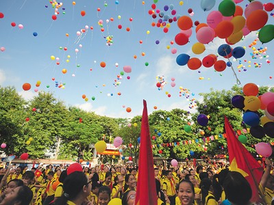 Trong nền kinh tế lấy tri thức làm nguồn lực chủ yếu thì dân tộc ta có ưu thế, bởi năng lực trí tuệ của học sinh Việt Nam trong các trường tiểu học và đại học không thua kém học sinh các nước khác.
