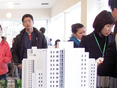 Siết vốn vay: Chủ đầu tư lo ngại, nhà phân phối bình tâm