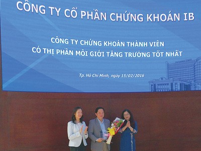 Bà Nguyễn Thị Liên Hoa, Phó Chủ tịch UBCK và bà Nguyễn Thị Tường Tâm, Tổng giám đốc HOSE chúc mừng IBSC có thị phần tăng trưởng mạnh nhất trên HOSE năm 2015