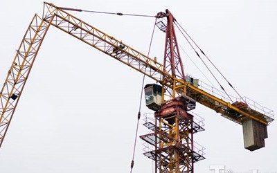 Chiếc cần cẩu cao hàng chục mét bất ngờ gãy gập, khiến nhiều người dân tại khu vực đường Tân Mai và Trương Định hoảng hồn.