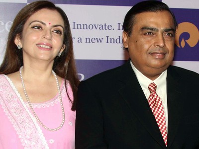 Cuối năm 2015 và đầu năm 2016, hình ảnh bà luôn sát cánh bên chồng xuất hiện thường xuyên tại Reliance.