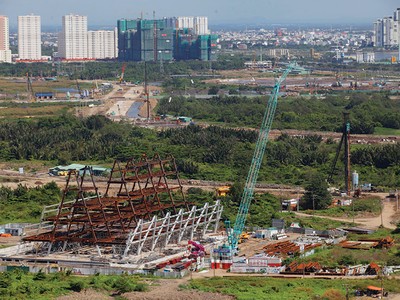 Nhiều dự án lớn tại TP. HCM đang được chủ đầu tư khẩn trương thi công để sớm đủ điều kiện bán hàng. ảnh: Tăng Triển