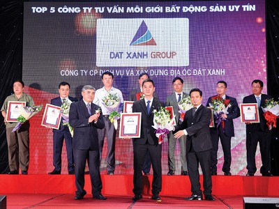 Đại diện Đất Xanh nhận giải thưởng Top 5 Công ty tư vấn môi giới bất động sản 2016