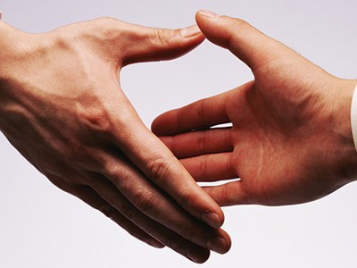 Những cái bắt tay làm nóng thị trường địa ốc