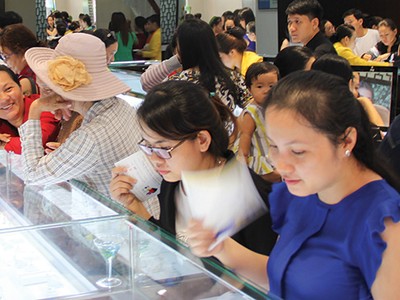 Người dân chen nhau mua vàng ngày Vía Thần tài