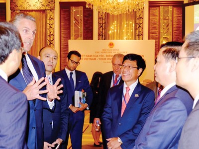 Trao đổi với Bộ trưởng Bộ Tài chính Đinh Tiến Dũng tại Hội nghị xúc tiến đầu tư vào Việt Nam tháng 7/2015, nhiều nhà đầu tư Mỹ bày tỏ sự quan tâm đến cơ hội hợp tác với các DN Việt 
