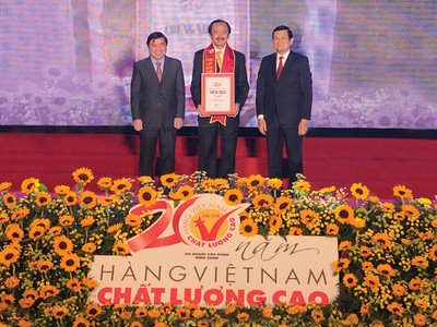 Ông Võ Quốc Thắng (giữa) đón nhận danh hiệu Hàng Việt Nam chất lượng cao lần thứ 20, năm 2016
