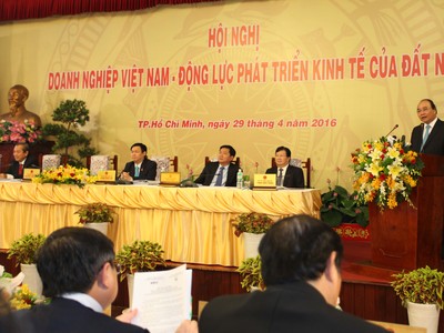 Thủ tướng Nguyễn Xuân Phúc phát biểu tại Hội nghị doanh nghiệp tổ chức ngày 29/4 - Ảnh: Lê Toàn