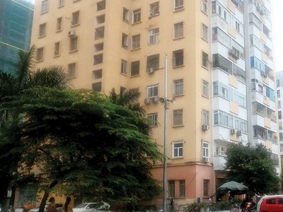 Việc bị lấn chiếm hết không gian và tiện ích khiến khu nhà tái định cư Trung Hòa - Nhân Chính nhếch nhác. Ảnh: Phương Anh