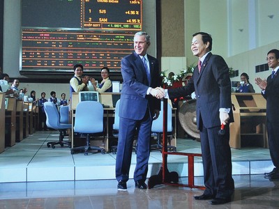 Tổng thống Mỹ G.W.Bush bắt tay Chủ tịch Sở GDCK TP. HCM Trần Đắc Sinh trong chuyến thăm Việt Nam năm 2006