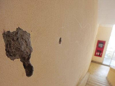 Sự xuống cấp nhanh của các chung cư giá rẻ khiến nhiều người ái ngại. Ảnh: Dũng Minh