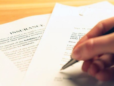 Khách hàng cần đọc kỹ hợp đồng trước khi đặt bút ký