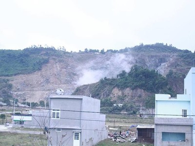 Việc nổ mìn khai thác đá tại các khu mỏ đá trên núi Phước Tường đã gây ảnh hưởng tiêu cực đến sinh hoạt người dân Khu đô thị Phước Lý.