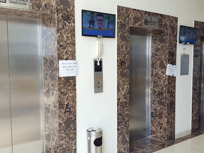 Việc khắc phục, sửa chữa các thang máy bị hỏng vẫn chưa được thực hiện