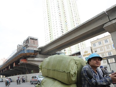 Với số dư nợ công 2.608.000 tỷ đồng cuối năm 2015, tương đương 62,2% GDP, mỗi người dân Việt Nam đang phải “gánh” khoảng 29 triệu đồng nợ công