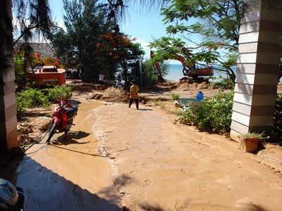 Bùn chảy tràn vào khu du lịch (Ảnh: VnExpress.net)