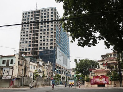 Đến thời điểm ngày 27/6, chủ đầu tư của dự án 8B Lê Trực vẫn chưa nộp tiền theo quy định, công tác cưỡng chế phá dỡ vẫn bị ngừng trệ nhiều ngày.