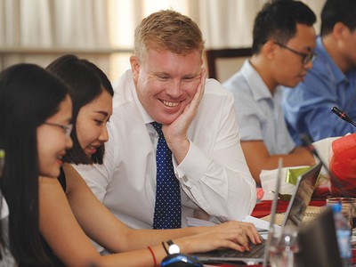 Ông Matthew Powell trả lời độc giả tại Cuộc tọa đàm trực tuyến của Báo Đầu tư