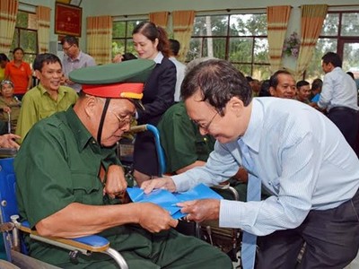 Đoàn đại biểu MB tặng quà các thương bệnh binh tại Trung tâm Điều dưỡng Thương binh, người có công Long Đất