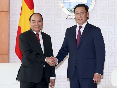 Thủ tướng Nguyễn Xuân Phúc và Thủ tướng Mông Cổ J. Erdenebat. (Ảnh: VGP/Quang Hiếu)