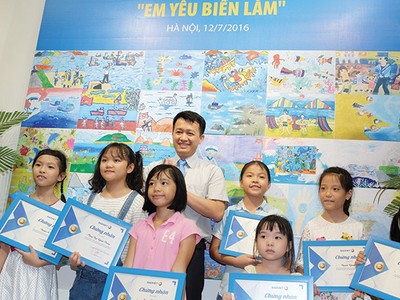 Đại diện Tập đoàn Bảo Việt trao giải thưởng cho các em thiếu nhi có tác phẩm xuất sắc nhất Cuộc thi vẽ tranh với chủ đề “Em yêu biển lắm”