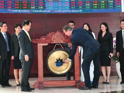 Trong lần đến thăm Việt Nam, nguyên Thủ tướng Anh David Cameron đã đến thăm TTCK, gõ cồng tại HOSE 