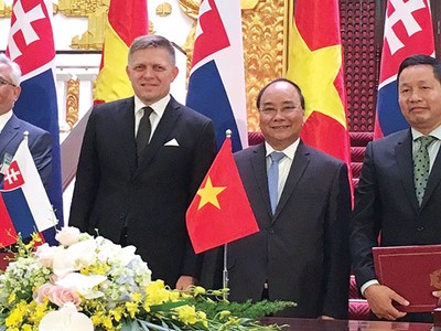 Lễ ký thỏa thuận chiến lược giữa FPT với đối tác Slovakia trước sự chứng kiến của Thủ tướng Nguyễn Xuân Phúc và Thủ tướng Slovakia Robert Fico