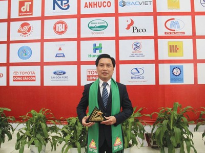 Ông Từ Thanh Phụng, Tổng giám đốc CTCP Nông nghiệp Hùng Hậu nhận giải thưởng Sao vàng Đất Việt 2015