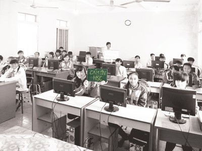 HSC trao tặng máy vi tính 
cho trường THCS Quang Hưng, huyện Kiến Xương, tỉnh Thái Bình