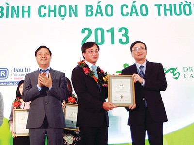Thứ trưởng Bộ Kế hoạch và Đầu tư Đặng Huy Đông và Chủ tịch UBCK Vũ Bằng trao giải Báo cáo thường niên tốt nhất năm 2013