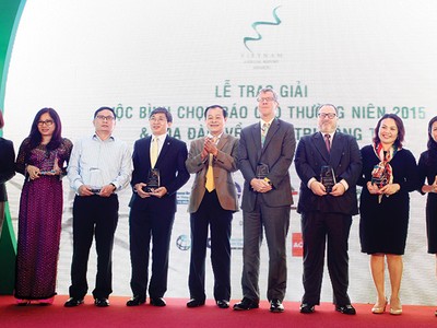 Chủ tịch HOSE Trần Đắc Sinh trao kỷ niệm chương cho đại diện HNX, IFC, ACCA, UBCK đã tham gia thực hiện Cuộc bình chọn 2015