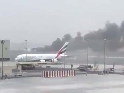Khoảnh khắc máy bay phát nổ trên đường băng Dubai
