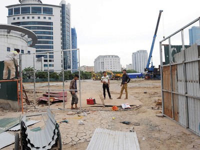 Công nhân đang mở thêm cổng ra vào công trình vào chiều ngày 11/8