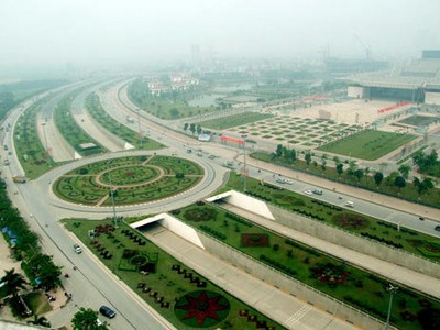 Thành phố Hà Nội đã yêu cầu dừng việc cắt cỏ trên đại lộ Thăng Long do chi phí quá lớn. Ảnh: Bá Đô