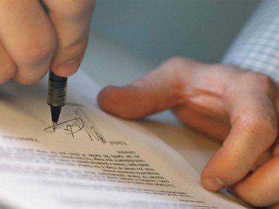 Cả doanh nghiệp, đại lý cũng như khách hàng đều phải hết sức cẩn thận khi ký hợp đồng bảo hiểm 