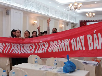 Tại ĐHCĐ thường niên 2016, cổ đông Prosimex đã căng biểu ngữ biểu tình vì cho rằng Ban lãnh đạo Công ty tự ý bán rẻ khu đất tại phố Vũ Tông Phan, Khương Đình, Hà Nội, gây thiệt hại cho cổ đông. 