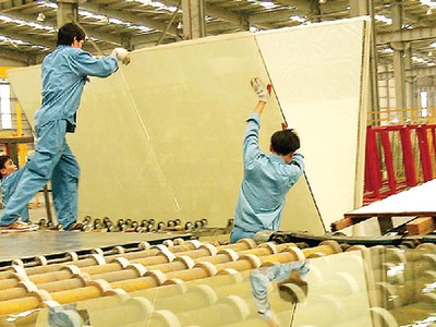 Sản phẩm kính xây dựng của một số doanh nghiệp trong nước có sức cạnh tranh tốt hơn hàng nhập khẩu. Ảnh: Dũng Minh