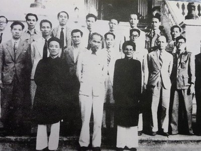 Chính phủ dân chủ cách mạng đầu tiên của nước Việt Nam Dân chủ Cộng hòa do Hồ Chí Minh làm Chủ tịch thành lập và ra mắt quốc dân 