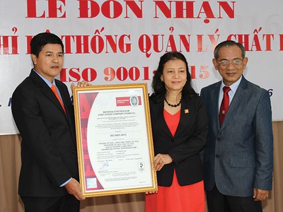 Bà Trương Đức Hạnh, Chủ tịch HĐQT Comeco 
và ông Lê Tấn Thương, Tổng giám đốc Công ty (bên trái) nhận Chứng chỉ ISO 9001:2015
từ đại diện BVC.
