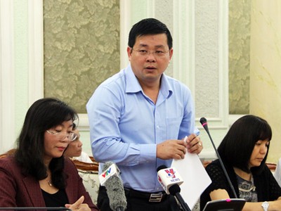 Giám đốc Sở Tài nguyên - Môi trường Nguyễn Toàn Thắng báo cáo tại cuộc họp với Chủ tịch UBND TP HCM Nguyễn Thành Phong sáng nay. Ảnh: Hữu Nguyên