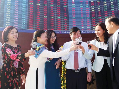 Lãnh đạo Ủy ban Chứng khoán Nhà nước cùng lãnh đạo Sở Giao dịch chứng khoán TP. HCM chia vui với một số doanh nghiệp thành danh trên TTCK Việt Nam