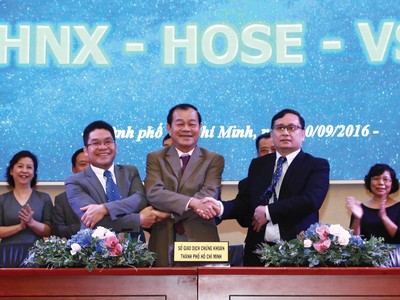 Các đại diện của HOSE, HNX và VSD cùng UBCK tại lễ ký kết thỏa thuận
