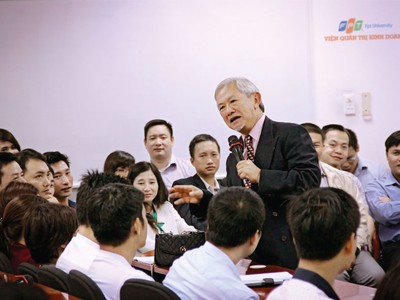 GS. Phan Văn Trường trong một buổi nói chuyện với các doanh nhân trẻ