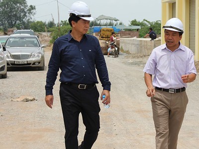 Tổng giám đốc Trần Túc Mã (thứ hai từ phải qua) giới thiệu Dự án nhà máy sản xuất dược Việt Nam  (dự kiến đi vào hoạt động năm 2017) với ông Nguyễn Đức Chi, Chủ tịch HĐTV SCIC