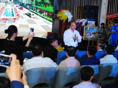 Thủ tướng thăm hỏi, nói chuyện với cán bộ, công nhân chủ đầu tư Dự án Khu đô thị sinh thái Năm Sao (Long An)