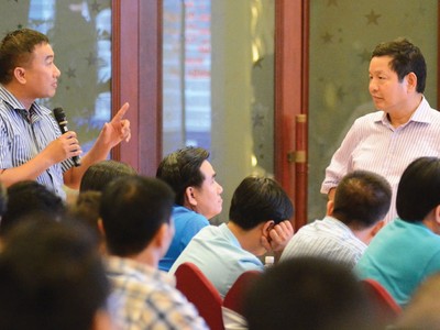 Chủ tịch FPT Trương Gia Bình chia sẻ với đội ngũ doanh nhân những bài học thực tiễn về kinh doanh và quản trị