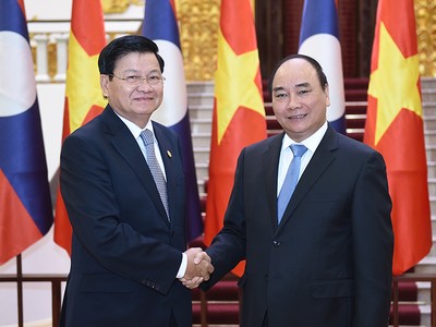 Thủ tướng Nguyễn Xuân Phúc hội đàm với Thủ tướng Lào Thoonglun Sisulith (Ảnh: VGP/Quang Hiếu)