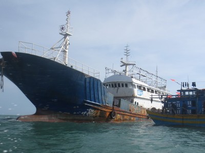 Con tàu được ngư dân lai dắt vào bờ. Ảnh: Thái Hà