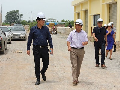 Chủ tịch SCIC Nguyễn Đức Chi (ngoài cùng bên trái) trao đổi với lãnh đạo CTCP Traphaco